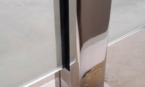 Balustrade stirrup with cover plate