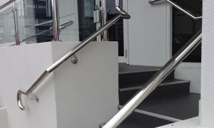 Stainless steel and glass balustrade with handrail